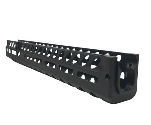 Le handguard M-LOK Smith Wesson 1854 en aluminium offre légèreté, modularité avec 24 slots, et une prise ergonomique pour améliorer ton expérience de tir.